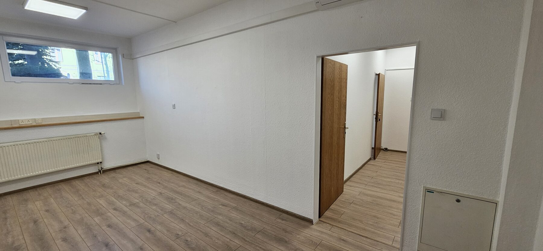 Wejście i korytarz przy lokalu 72 m², ul. Wesoła 47/49